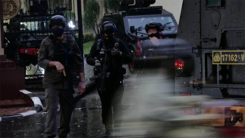 Mabes Polri Diserang, Polisi Bersenjata Lengkap dan Kendaraan Taktis Siaga - Bagian 2