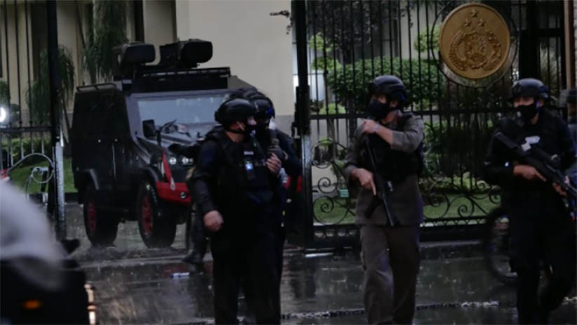 Mabes Polri Diserang, Polisi Bersenjata Lengkap dan Kendaraan Taktis Siaga - Bagian 1