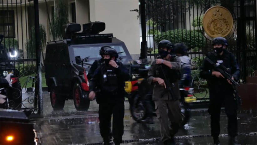 Mabes Polri Diserang, Polisi Bersenjata Lengkap dan Kendaraan Taktis Siaga - Bagian 3