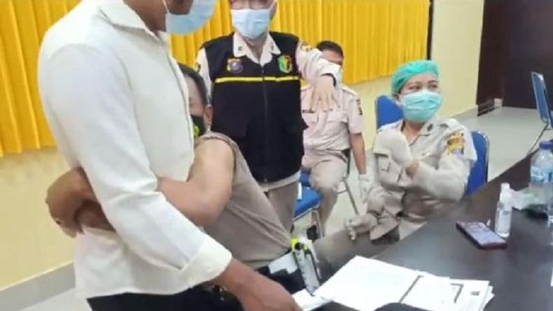 Bikin Gemes, Polisi di Tebingtinggi Takut Disuntik Vaksin dan Peluk Rekannya