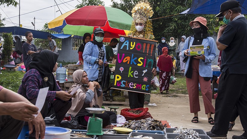 Mahasiswa UNRI Pakai Baju Adat Sosialisasi Vaksin Covid di Pasar Rakyat - Bagian 2