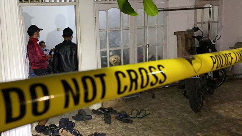 Rumah Terduga Teroris Penyerang Mabes Polri Dipasang Garis Polisi - Bagian 2