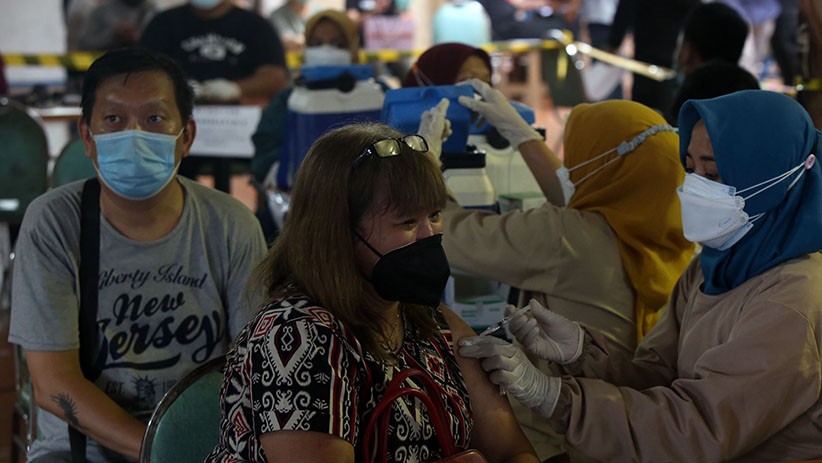 Pedagang Pasar Elektronik Surabaya Divaksin Covid-19 - Bagian 3