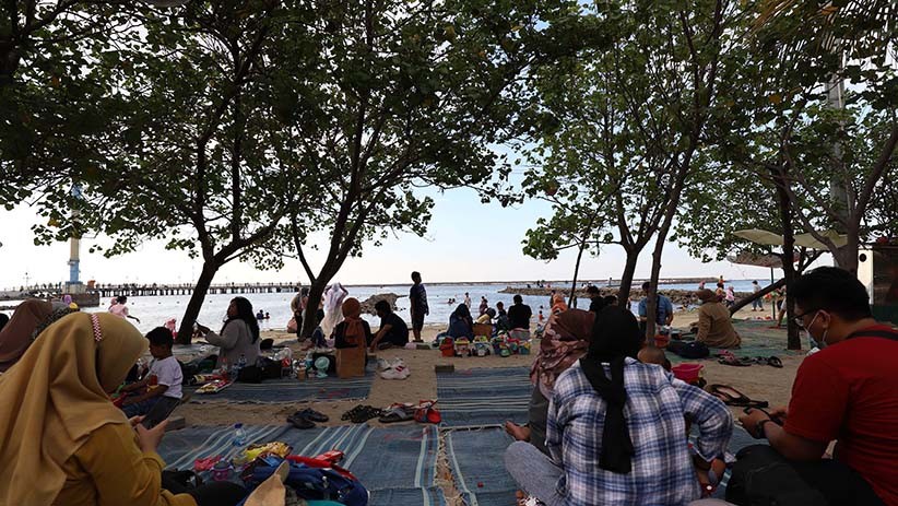 Libur Panjang, Pantai Ancol Ramai Pengunjung - Bagian 3