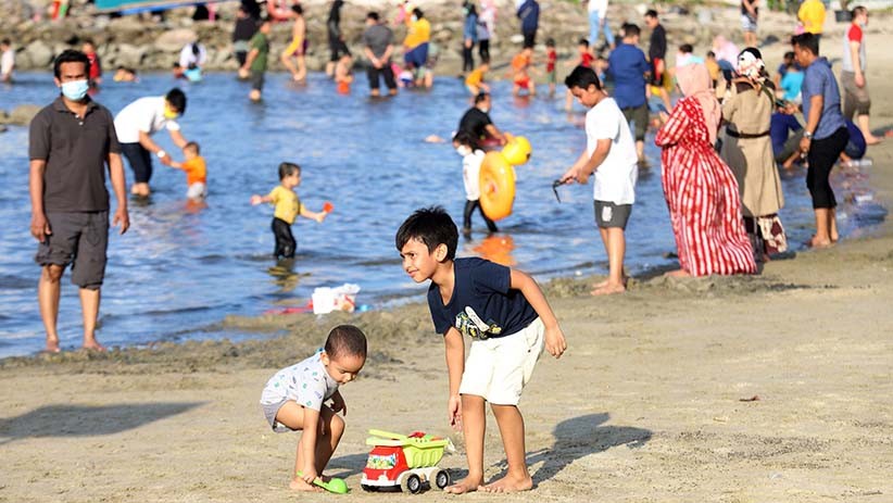 Libur Panjang, Pantai Ancol Ramai Pengunjung - Bagian 5
