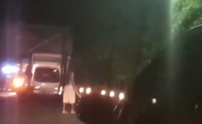 Pria di Polman Ngamuk Acungkan Parang  lalu Tantang Duel Pengendara di Jalan
