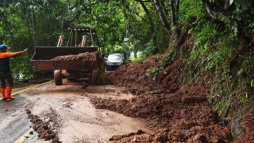 Tanah Longsor Tutup Jalan Raya Serang - Anyer - Bagian 1