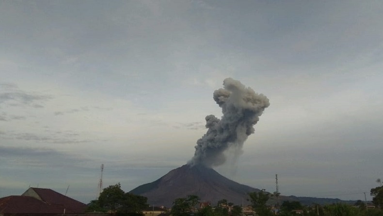 Gunung Sinabung Tiga Kali Erupsi, Tinggi Kolom Abu Terpantau 2.000 Meter