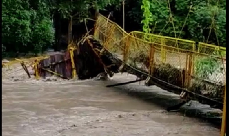 Diterjang Banjir, Jembatan Gantung di Pandawai Ambruk dan Putus Akses Warga