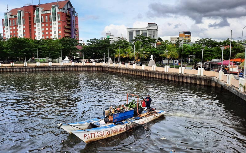 Melihat Pattasaki Beraksi di Pantai Losari Makassar - Bagian 1