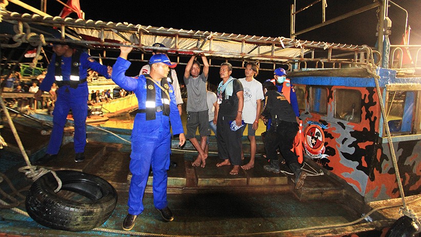 Kapal Tenggelam di Indramayu, 15 ABK Belum Ditemukan - Bagian 1