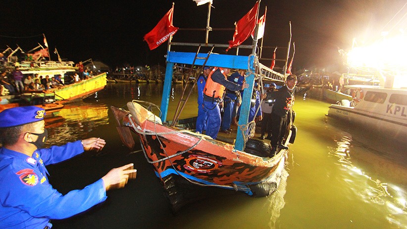 Kapal Tenggelam di Indramayu, 15 ABK Belum Ditemukan - Bagian 2