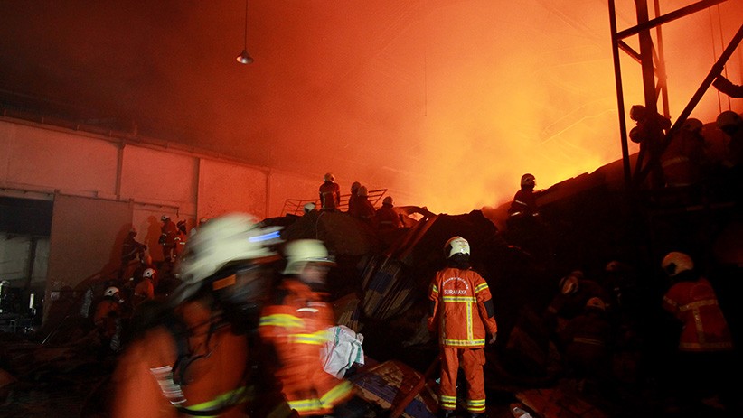 Kebakaran Hanguskan Pabrik Plastik di Surabaya, 18 Mobil Pemadam Dikerahkan - Bagian 2