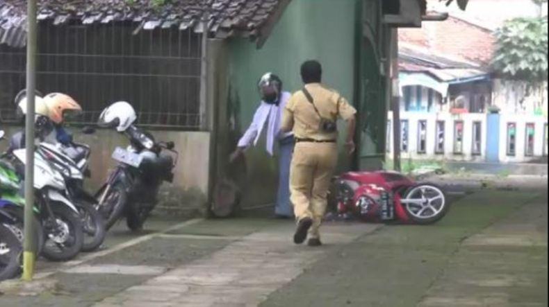 Hari Pertama Masuk Sekolah di Temanggung, Ada Siswa Jatuh dari Motor 