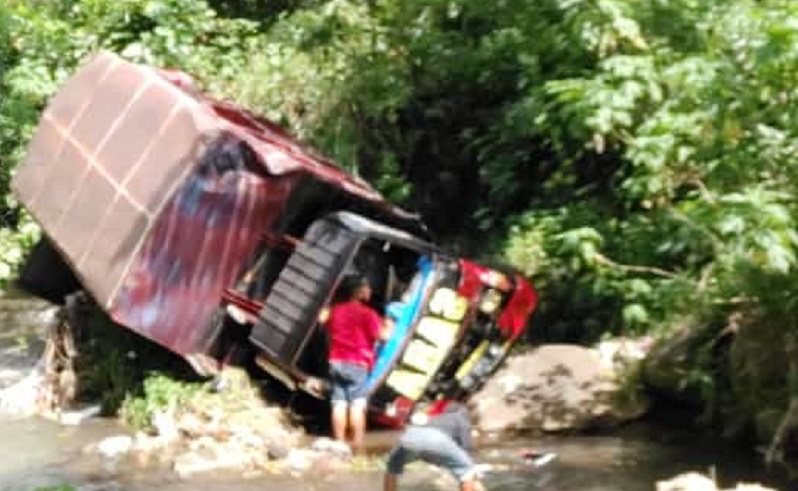 Truk Makanan Ringan di Pasuruan Terjun Bebas ke Sungai, 3 Penumpang Luka  