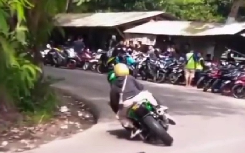 Video Viral Pemotor Gagal Menikung, Netizen: Rossi, Serasa di Sirkuit Ya