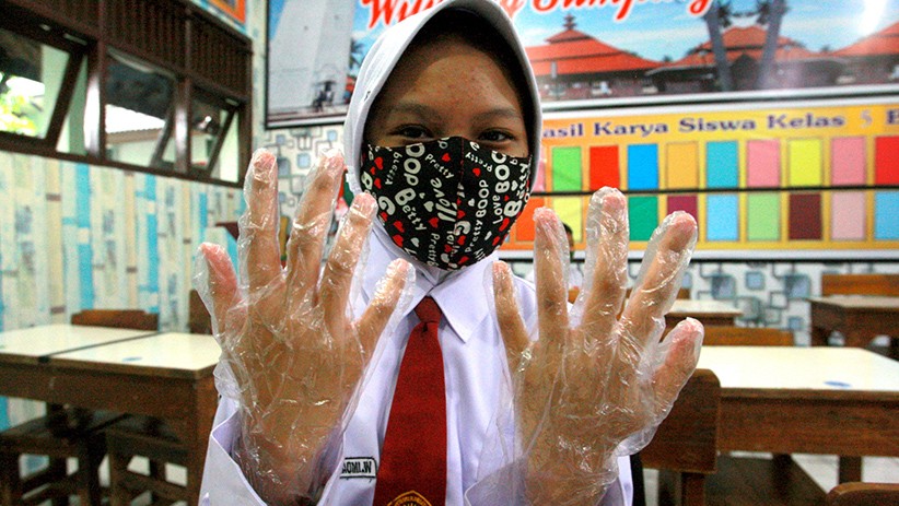 Siswa Semarang Pakai Sarung Tangan Plastik saat Pembelajaran Tatap Muka - Bagian 1