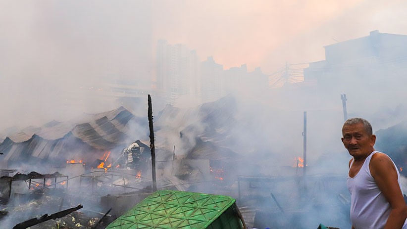Kebakaran Permukiman Warga di Tanah Abang, Asap Hitam Membubung Tinggi - Bagian 6