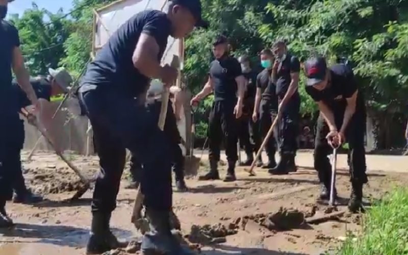 Pasukan Brimob Polda Bali dan NTT Mulai Bersihkan Lumpur di Adonara