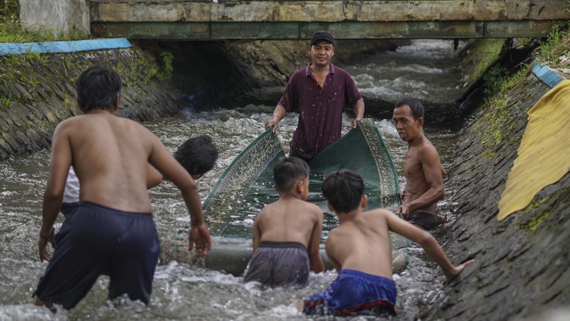 Tradisi Mencuci Karpet Musala di Sungai Jelang Ramadan - Bagian 1