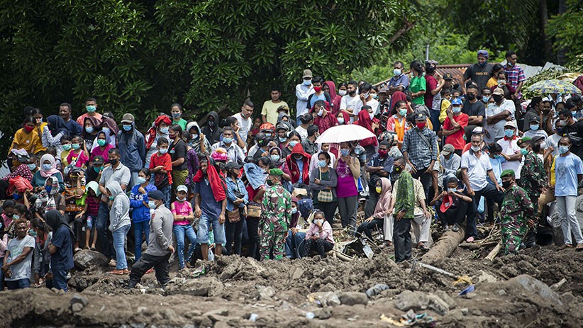 Masyarakat Ile Boleng NTT Rela Berdiri Berjam-jam Menanti Presiden Jokowi Tiba - Bagian 1