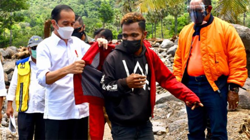 Momen Presiden Jokowi Berikan Jaket Merah yang Dipakai untuk Pengungsi Bencana - Bagian 2