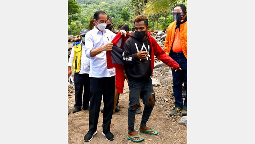 Momen Presiden Jokowi Berikan Jaket Merah yang Dipakai untuk Pengungsi Bencana - Bagian 1