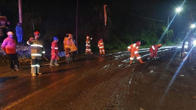 Jalan Raya Batu-Mojokerto Ditutup akibat Banjir Lumpur