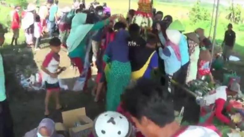 Sambut Musim Tanam, Petani Sidomulyo Kendal Gelar Kirab Gunungan 