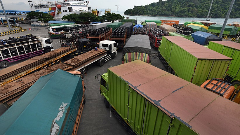 Antrean Ratusan Truk di Pelabuhan Merak, Terhambat karena Gelombang Tinggi - Bagian 2
