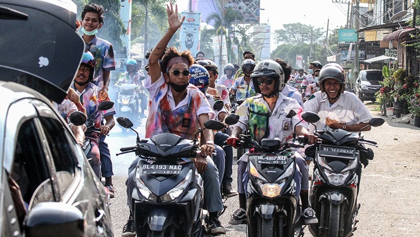 Pelajar Konvoi dan Coret-Coret Seragam meski Belum Ada Pengumuman Kelulusan - Bagian 2