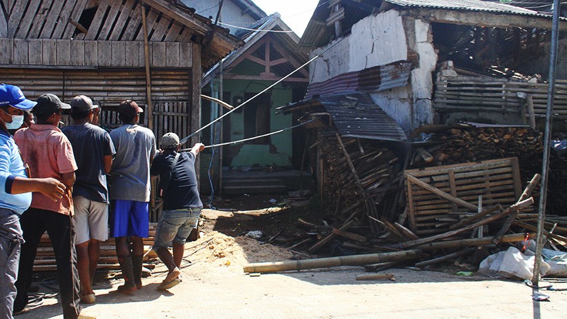 Warga Ramai-Ramai Merobohkan Rumah Korban Gempa Malang - Bagian 1