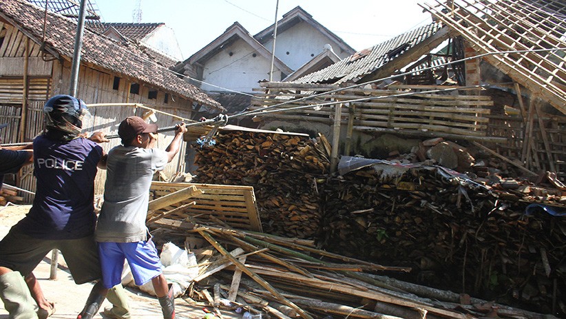 Warga Ramai-Ramai Merobohkan Rumah Korban Gempa Malang - Bagian 2