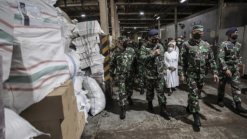 KRI Tanjung Kambani-971 Bawa Bantuan untuk Korban Bencana di NTT - Bagian 1