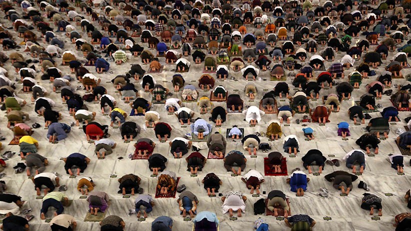 Suasana Ribuan Jemaah Sholat Tarawih Hari Pertama di Masjid Al Akbar Surabaya - Bagian 2