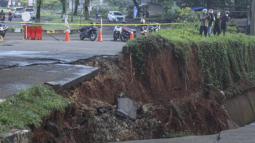 Jalan Amblas Sedalam 5 Meter di Depok Diberi Garis Polisi - Bagian 1