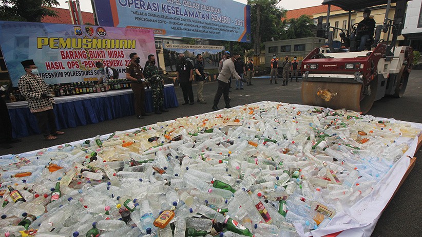 Polrestabes Surabaya Musnahkan Ribuan Botol Miras Hasil Operasi Pekat Semeru - Bagian 2