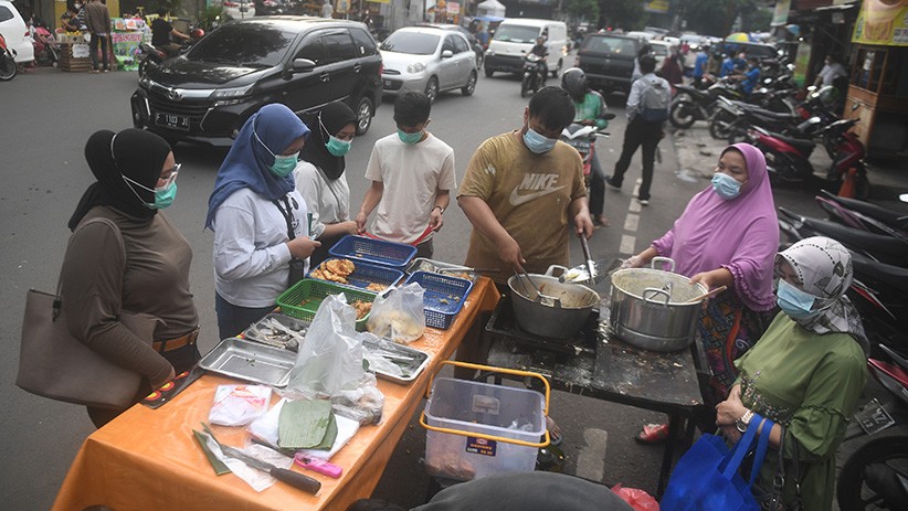 Pasar Takjil Benhil Terapkan Protokol Kesehatan - Bagian 1
