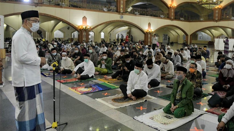 Ridwan Kamil Sholat Tarawih Perdana di Masjid Pusdai dengan Protokol Kesehatan - Bagian 1