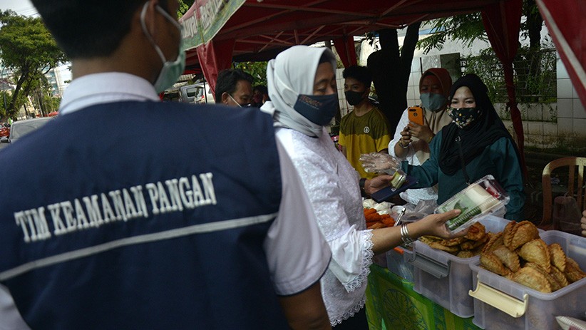 BPOM Periksa Makanan Pedagang Pasar Takjil - Bagian 1
