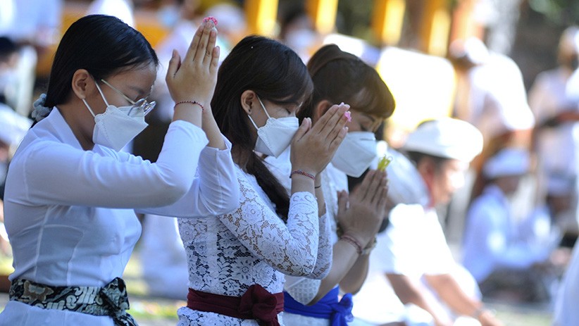 Umat Hindu Sembahyang Hari Raya Galungan dengan Protokol Kesehatan - Bagian 1