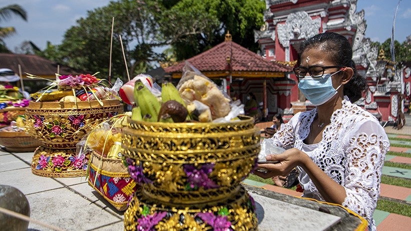 Umat Hindu Sembahyang Hari Raya Galungan dengan Protokol Kesehatan - Bagian 3