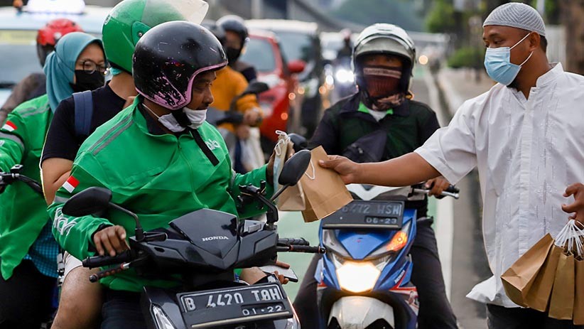 Bagi-Bagi Takjil Gratis secara Drive Thru di Masjid Al Azhar - Bagian 3