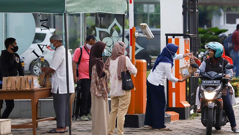 Bagi-Bagi Takjil Gratis secara Drive Thru di Masjid Al Azhar - Bagian 4