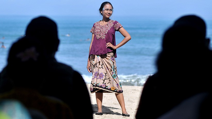 Bule Pakai Kebaya Main Papan Selancar di Pantai Kuta Bali - Bagian 5