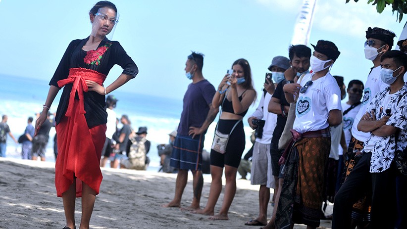 Bule Pakai Kebaya Main Papan Selancar di Pantai Kuta Bali - Bagian 4