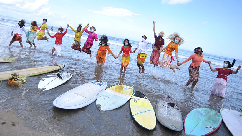 Bule Pakai Kebaya Main Papan Selancar di Pantai Kuta Bali - Bagian 2
