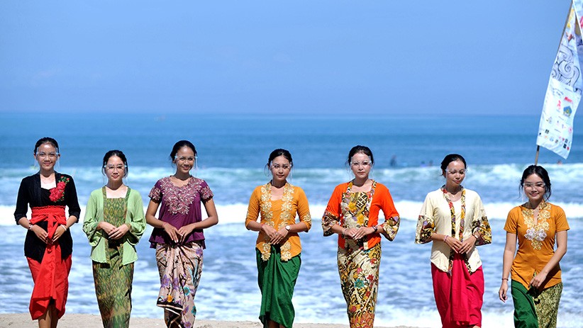 Bule Pakai Kebaya Main Papan Selancar di Pantai Kuta Bali - Bagian 3