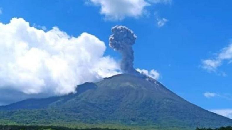 Gunung Ile Lewotolok Meletus Jumat Siang, Semburkan Kolom Abu Setinggi 1.500 Meter