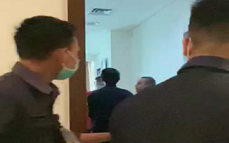 Duh, Orang Tua Pasien Pukul-Tendang Perawat RS Siloam Palembang hingga Tersungkur